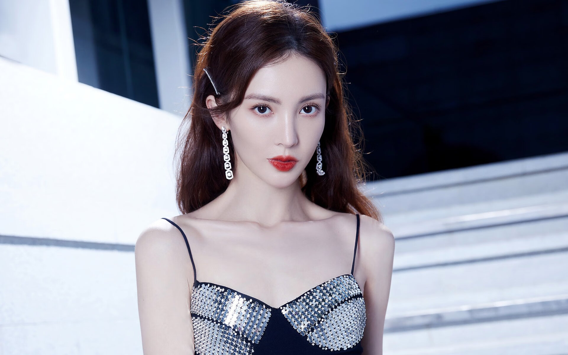 铁幕降临，绿茵与硬木的平行叙事